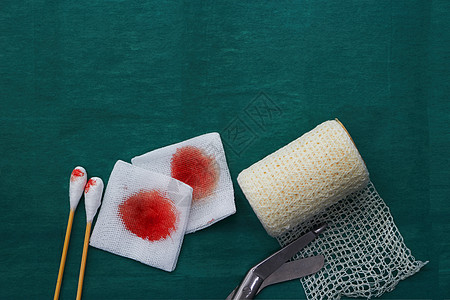 工具包括剪刀 短布 网滚纱布和血膏病人商业伤口康复诊所纱布敷料压缩手术援助图片