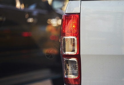 小型卡车的后灯 在光线下翻转 用于另一个信号轿车车辆镜子反射白色红色运动运输技术速度图片