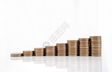 储蓄 越来越多的硬币柱子在白后腹骨上被孤立收益薪水现金投资基金团体货币贸易银行业图表图片