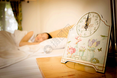 晚上睡在有警报的床上的年轻女子毯子唤醒小时疲倦房子房间枕头休息卧室眼睛图片