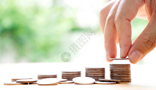 钱 金融 Busine等都用手把硬币放在一堆硬币上活动财务账户银行货币人体贷款储蓄债务男士图片