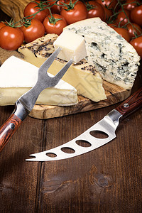 三种奶酪 西红柿 刀和叉子图片
