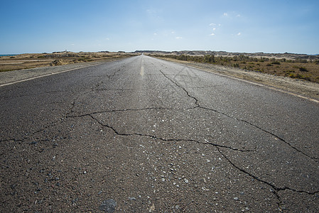 沙漠公路查看遥远的沙漠道路公路白线天空地平线蓝色旅行消失沥青干旱背景