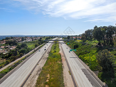 高速公路鸟瞰图 高速公路与车辆在运动中路线邻里风景路口天线交通贷款运输沥青汽车图片