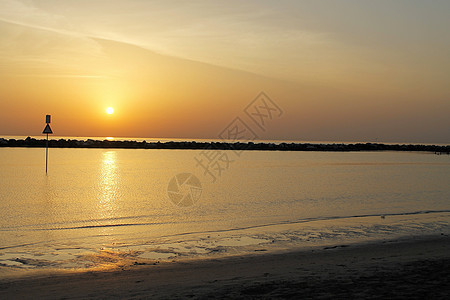 日出橙子天空戏剧性海洋海岸线全景晴天日落海滩魔法图片