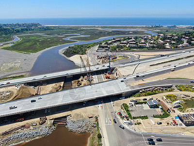 在小河上建造高速公路桥梁的空中观察图景机械技术水泥沥青进步车辆交通安全卡车木头图片