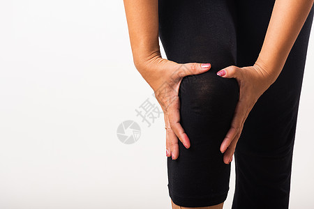 女人的膝盖疼痛 用手握膝关节女士锻炼肌肉伤害风湿病痛苦女性卫生保健按摩图片