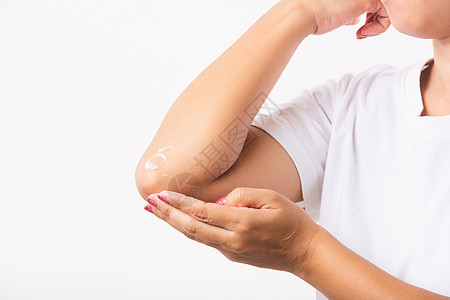 女人在手肘上涂润肤霜温泉化妆品弯头保健成人产品奶油疼痛女孩女士图片