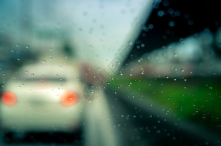 挡风玻璃雨滴 车在下雨时驾驶沥青路d沥青细雨洪水小时风暴天气玻璃学校交通事故图片