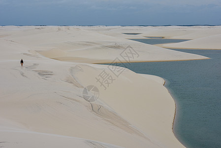 在兰科瓦马兰亨尼民族 沙丘中间的湖边国家公园雨水游客沙漠旅行海滩波纹冒险女士图片