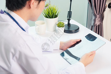 医生用黑色现代智能数字平板计算法微笑的男人职业商业医院电脑保健药片桌子技术诊所从业者图片