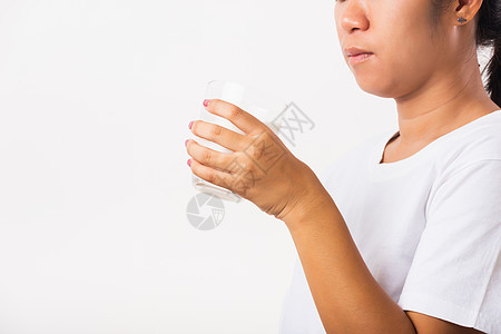 妇女用手握手 喝杯子中的白牛奶食物幸福玻璃奶制品女性饮料早餐女孩营养产品图片