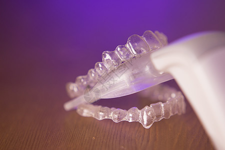使用隐形矫牙药的振动性牙科设备卫生孩子们保留者保健牙医矫正塑料化妆品对准器药品图片