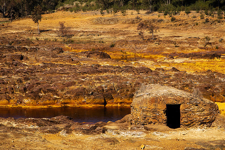 由石头制成的房子矿业机车风景溪流黄色机械矿物小屋岩石红色图片