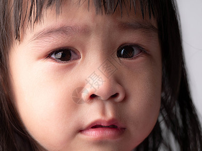 亚洲小女孩的长相表情令人悲哀地写着图片