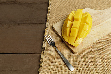 黄半芒果和小叉子 芒果水果方块食物盘子异国果汁甜点屠夫情调饮食叶子立方体图片