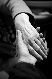 患有阿尔茨海默的老年妇女的手长老助手护士医疗女性帮助病人女士护理医生图片