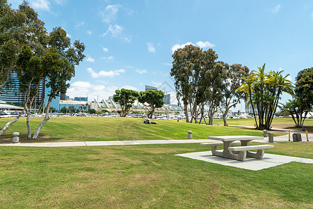 圣迭戈州安巴卡德罗马里纳公园南部带长椅的海滨公共公园观光海军草地蓝色海洋人行道港口途径海港晴天图片