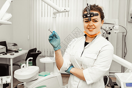 在工作场所穿着专业制服的年轻女牙医 医生的医疗保健工作场所设备 牙科工具医院矫正访问医学诊所牙齿治疗女士卫生员图片