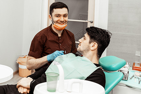 一位年轻的牙医与患者讨论诊断和治疗方案 处理结果的讨论和论证 保健 美容医学衰变卫生员牙齿口服镜子假牙工具女性卫生程序图片