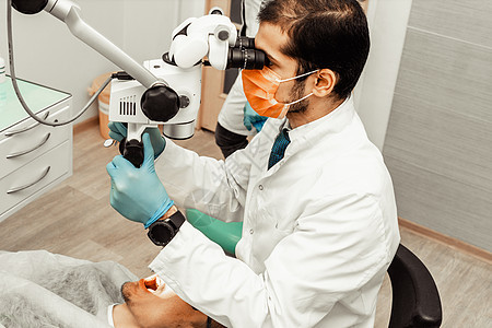 两个牙医治疗一个病人 牙医的专业制服和设备 医疗保健装备医生工作场所 牙科牙齿矫正口服口腔科治愈假牙程序女性药品访问图片