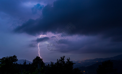 雷暴时闪电螺栓大地雷雨罢工天空天气风暴闪光环境公园树木图片