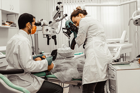 两个牙医治疗一个病人 牙医的专业制服和设备 医疗保健装备医生工作场所 牙科诊所衰变外科假牙程序治愈工具访问镜子卫生图片
