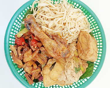 Berkat 印度尼西亚感恩节食品 有白色背景 Berkat 是来自爪哇的感恩节食物 Berkat 包含米饭 炒面 炸鸡 豆腐和图片