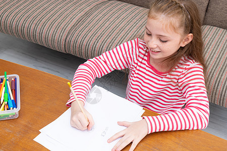 小女孩在客厅用纸涂铅笔创造力白色毡尖学校女孩幼儿园童年染色孩子们教育图片