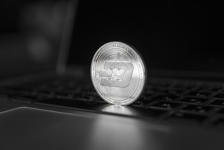 笔记本电脑上的 Dash 硬币符号 概念金融货币 加密货币符号 区块链挖矿 数字货币和虚拟加密货币概念 商业的 商业的经济图表投图片