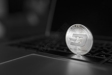 笔记本电脑上的 Dash 硬币符号 概念金融货币 加密货币符号 区块链挖矿 数字货币和虚拟加密货币概念 商业的 商业的协议投资互图片