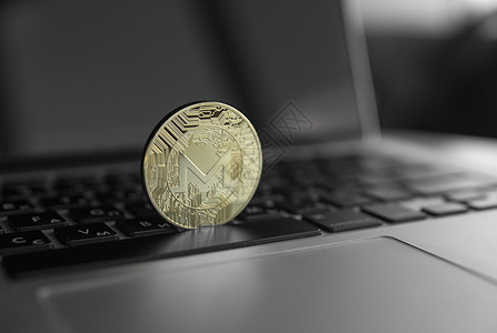 笔记本电脑上的 Monero 硬币符号 未来概念金融货币 加密货币符号 区块链挖矿 数字货币和虚拟加密货币概念 商业的 商业的密图片