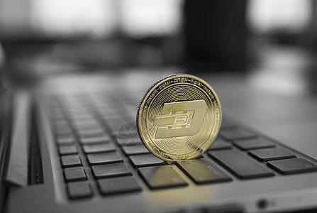 笔记本电脑上的 Dash 硬币符号 概念金融货币 加密货币符号 区块链挖矿 数字货币和虚拟加密货币概念 商业的 商业的贸易矿工密图片