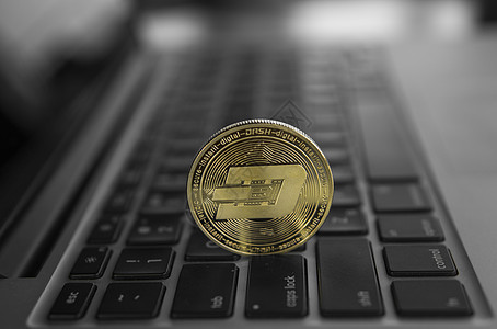 笔记本电脑上的 Dash 硬币符号 概念金融货币 加密货币符号 区块链挖矿 数字货币和虚拟加密货币概念 商业的 商业的技术协议银图片