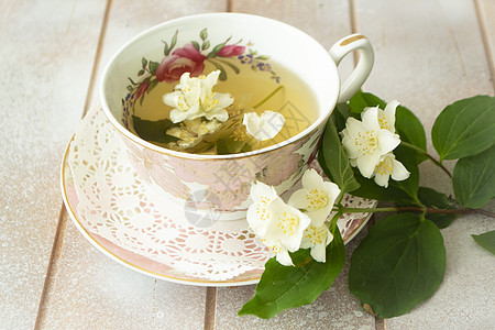 一杯茉莉花绿茶 新鲜的茉莉花枝 茉莉花茶 复古经典杯图片