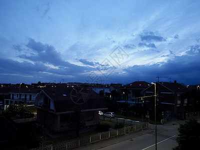 城市天空的剧烈变化风暴天际天气多云蓝色背景图片