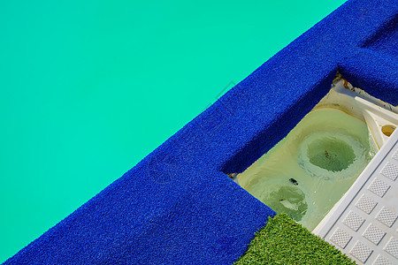 海边边缘游泳池清洁机a 冲浪清洗机技术机器塑料驾驶运动自动化真空管道清洁工水池图片