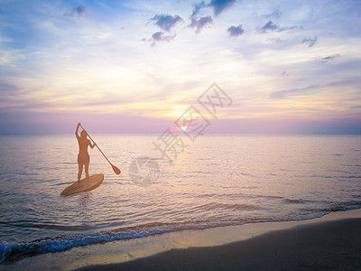 SUP站起掌板 准备 快乐的女士上台热带旅游冒险活动天空海浪日落自由闲暇假期图片
