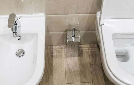 白色陶瓷浴缸和马桶的详情 现代浴室里有厕所刷子图片