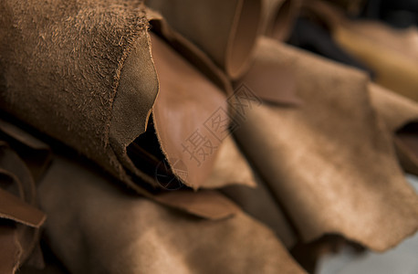 不同的皮革卷 彩色皮革碎片 天然棕红色皮革卷 制造箱包 鞋子 服装和配饰的原材料动物皮匠织物皮革加工色调生产身体样品材料作坊图片