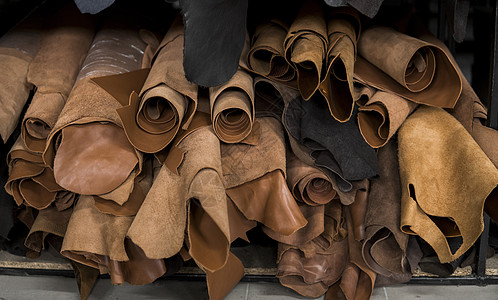 不同的皮革卷 彩色皮革碎片 天然棕红色皮革卷 制造箱包 鞋子 服装和配饰的原材料奢华色调衣服皮肤工艺鹿皮材料工厂阴影身体图片