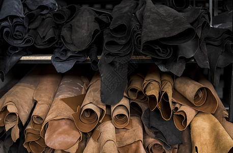 不同的皮革卷 彩色皮革碎片 成卷的天然棕色和黑色等皮革 制造包袋鞋服及配饰的原料成套身体奢华奶牛鹿皮皮肤作坊衣服动物工艺图片