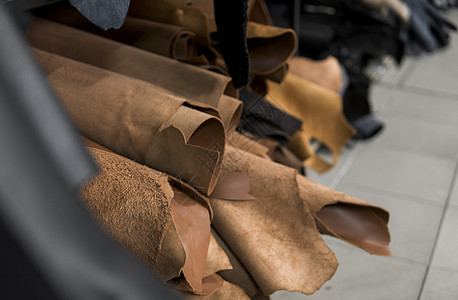 不同的皮革卷 彩色皮革碎片 天然棕红色皮革卷 制造箱包 鞋子 服装和配饰的原材料阴影身体制造业工艺生产皮肤作坊鹿皮工厂手工图片