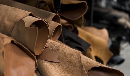 不同的皮革卷 彩色皮革碎片 天然棕红色皮革卷 制造箱包 鞋子 服装和配饰的原材料织物羊毛阴影样品作坊色调工艺衣服奶牛制造业图片