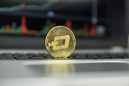 银色笔记本电脑黑色键盘上的金色短跑硬币和屏幕上的图表图表作为背景 虚拟加密货币概念 破折号在线业务的挖掘 贸易交换金子交易经济收图片
