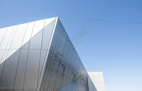 具有白色铝立面和铝板的建筑与蓝天相映成趣控制板建筑学商业职场材料贮存工厂窗户仓库蓝色图片
