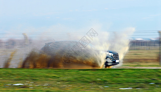 SUV 冲进水中司机飞溅土地越野车车辆速度灾难保险涉水情况图片