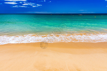 沙沙热带海滩上浅蓝色海洋的软波浪支撑海景地平线假期蜜月天堂太阳旅行蓝色晴天图片