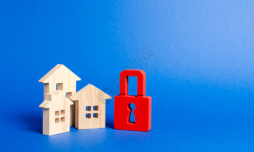三栋房子和一把红色挂锁 不可用且昂贵的房地产 房屋保险 安全和安全 没收债务 警报系统 没收财产 产权保护贷款家庭抵押危机金融监图片