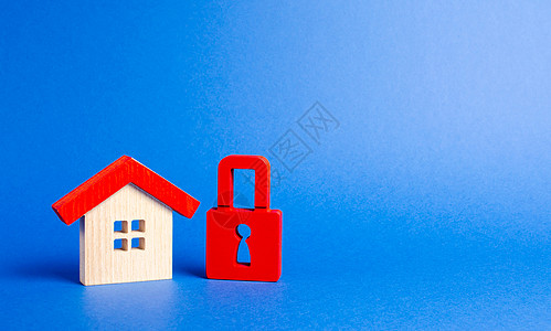房子小雕像和一把红色挂锁 安全和安全 没收债务 警报系统 没收财产 产权保护 不可用且昂贵的房地产 房屋保险图片
